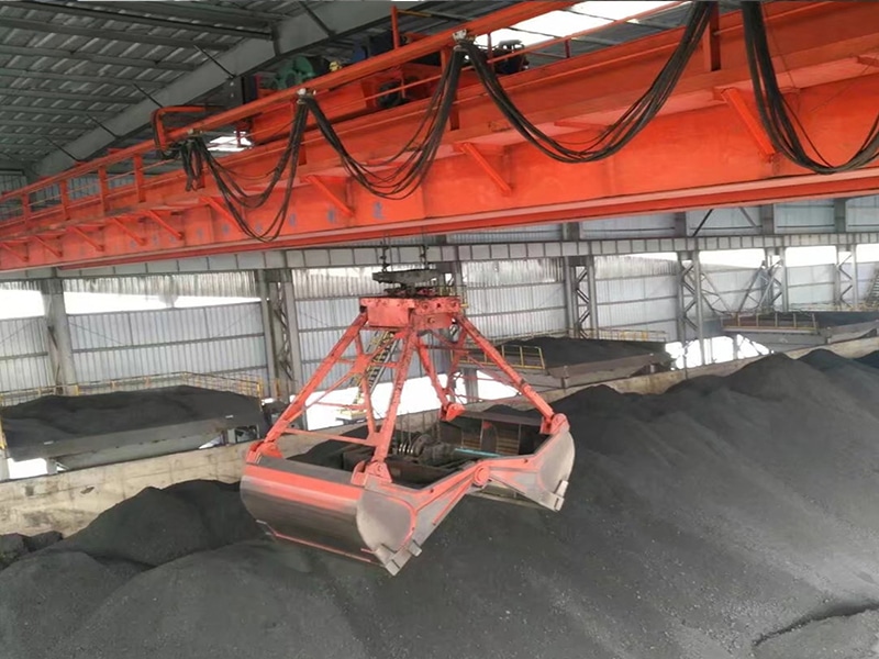 clamshell grab crane is used to grab coal