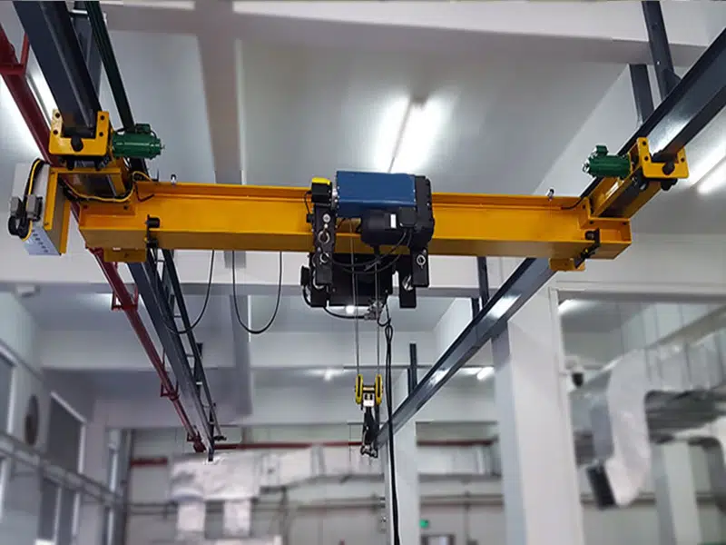 under running overhead crane for workshop